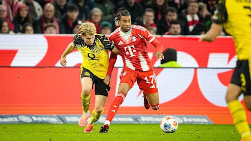 Michael Olise mit Ball am Fuß während des Bundesliga-Heimspiels des FC Bayern gegen Borussia Dortmund