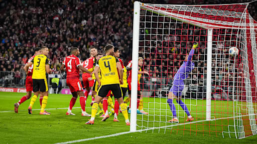 Harry Kane trifft zum 1:0 während des Bundesliga-Heimspiels des FC Bayern gegen Borussia Dortmund