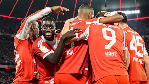 Dayot Upamecano und seine Teamkollegen bejubeln das 1:0 während des Bundesliga-Heimspiels des FC Bayern gegen Borussia Dortmund
