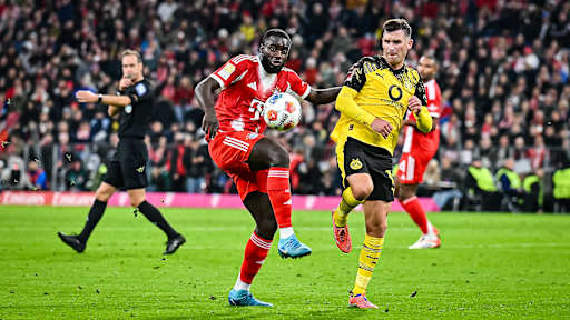 Dayot Upamecano kommt vor Pascal Groß an den Ball während des Bundesliga-Heimspiels des FC Bayern gegen Borussia Dortmund