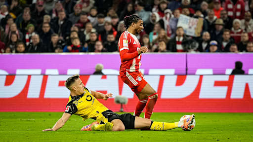 Nico Schlotterbeck grätscht Michael Olise den Ball vom Fuß während des Bundesliga-Heimspiels des FC Bayern gegen Borussia Dortmund