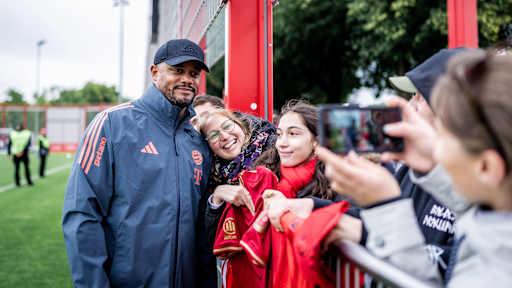 Best of Vincent Kompany beim FC Bayern zu seiner Vertragsverlängerung