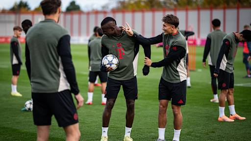 Tom Bischof schnippst Nicolas Jackson aufs Ohr im Abschlusstraining des FC Bayern vor dem Spiel gegen Brügge