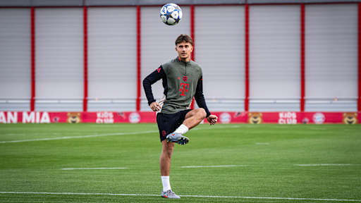 Tom Bischof am Ball im Abschlusstraining des FC Bayern vor dem Spiel gegen Brügge