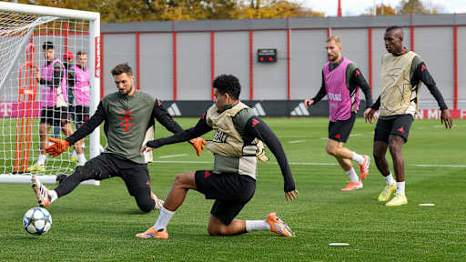 Luis Diaz beim Torabschluss im Abschlusstraining des FC Bayern vor dem Spiel gegen Brügge