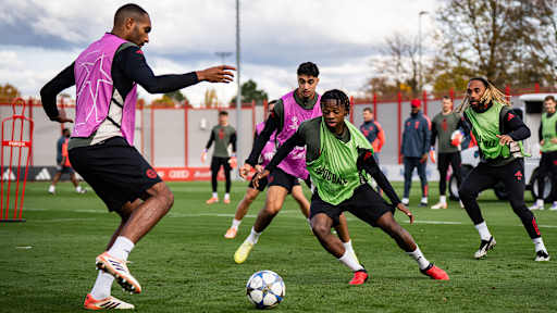 Wisdom Mike und Jonathan Tah im Zweikampf im Abschlusstraining des FC Bayern vor dem Spiel gegen Brügge