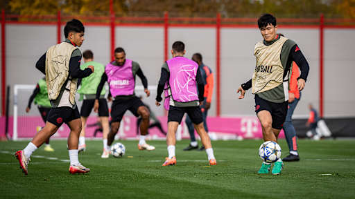 Minjae Kim am Ball  im Abschlusstraining des FC Bayern vor dem Spiel gegen Brügge