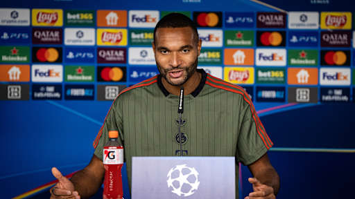 Jonathan Tah spricht auf einer Pressekonferenz