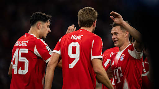 Harry Kane jubelt mit Joshua Kimmich und Aleksandar Pavlović