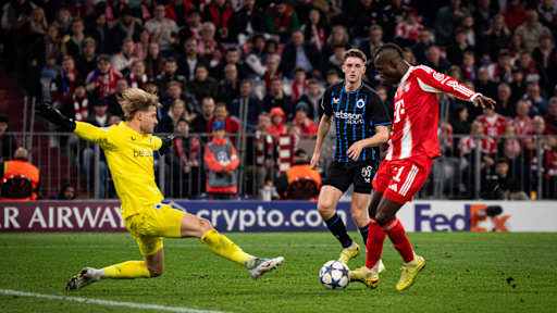 Nicolas Jackson trifft zum 4:0 gegen Brügge. Neben ihm der Brügge-Torhüter in Gelb.