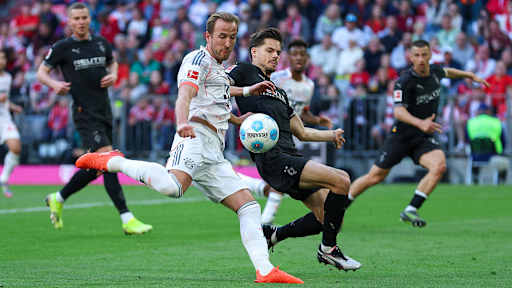 Torabschluss von Harry Kane vom FC Bayern im Bundesliga-Spiel gegen Borussia Mönchengladbach