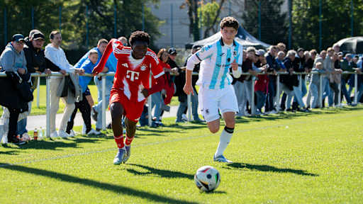 Frank Egwuatu vom FC Bayern im Duell um den Ball im Spiel gegen 1860 München.
