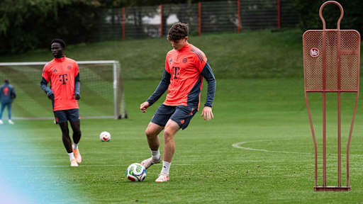 Benno Schmitz und die Amateure wärmen sich auf dem Platz auf.
