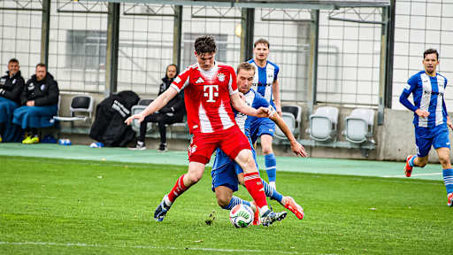 Zweikampf während des Heimspiels der FC Bayern Amateure gegen den FV Illertissen
