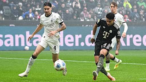 Luis Diaz schießt neben das Tor im Bundesliga-Spiel des FC Bayern bei Borussia Mönchengladbach.