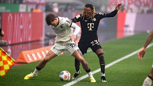 Sacha Boey führt einen Zweikampf im Bundesliga-Spiel des FC Bayern bei Borussia Mönchengladbach.