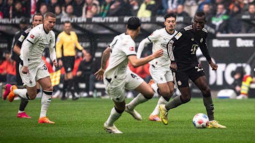 Nicolas Jackson dribbelt mit dem Ball im Bundesliga-Spiel des FC Bayern bei Borussia Mönchengladbach.
