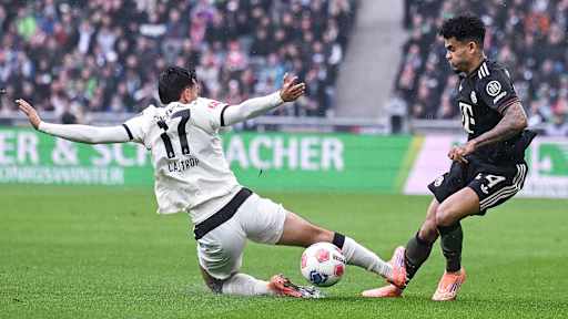 Luis Diaz wird gefoult im Bundesliga-Spiel des FC Bayern bei Borussia Mönchengladbach.