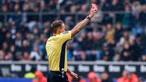 Schiedsrichter Sascha Stegemann zeigt Jens Casrop die Rote Karte im Bundesliga-Spiel des FC Bayern bei Borussia Mönchengladbach.