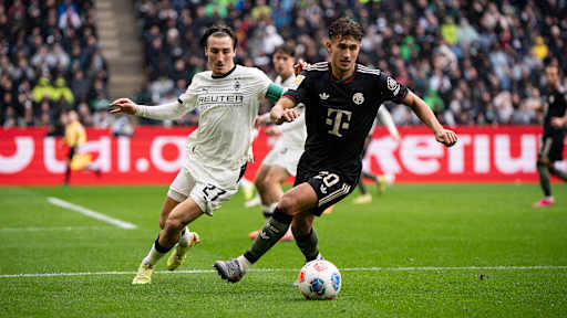 Tom Bischof dribbelt mit dem Ball  im Bundesliga-Spiel des FC Bayern bei Borussia Mönchengladbach.
