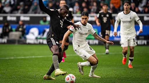 Nicolas Jackson dribbelt mit dem Ball im Bundesliga-Spiel des FC Bayern bei Borussia Mönchengladbach.