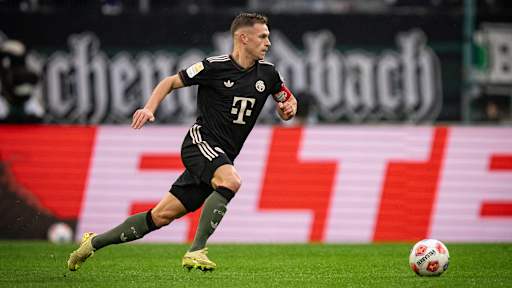 Joshua Kimmich dribbelt mit dem Ball im Bundesliga-Spiel des FC Bayern bei Borussia Mönchengladbach.