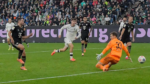 Raphael Guerreiro erzielt das Tor zum 2:0  im Bundesliga-Spiel des FC Bayern bei Borussia Mönchengladbach.