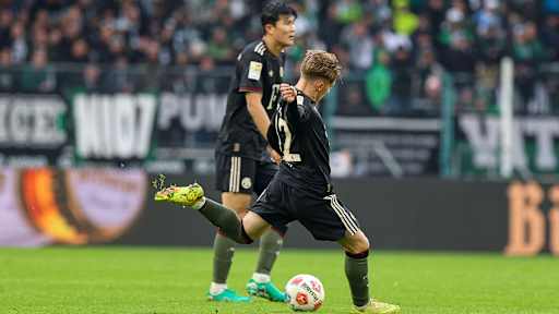 Lennart Karl erzielt das Tor zum 3:0  im Bundesliga-Spiel des FC Bayern bei Borussia Mönchengladbach.