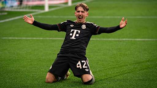 Lennart Karl bejubelt sein Tor zum 3:0  im Bundesliga-Spiel des FC Bayern bei Borussia Mönchengladbach.