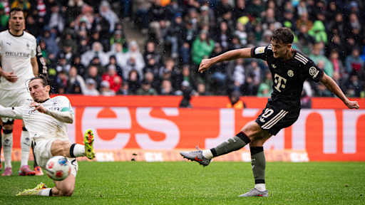 Tom Bischof schießt auf das Tor im Bundesliga-Spiel des FC Bayern bei Borussia Mönchengladbach.