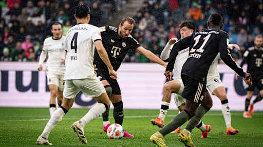 Harry Kane dribbelt mit dem Ball im Bundesliga-Spiel des FC Bayern bei Borussia Mönchengladbach.