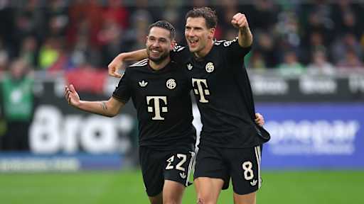 Raphael Guerreiro bejubelt sein Tor zum 2:0  im Bundesliga-Spiel des FC Bayern bei Borussia Mönchengladbach.