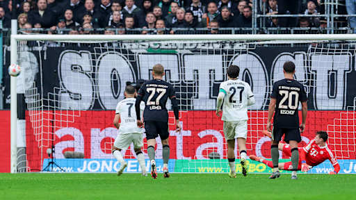 Kevin Stöger verschießt einen Elfmeter  im Bundesliga-Spiel des FC Bayern bei Borussia Mönchengladbach.
