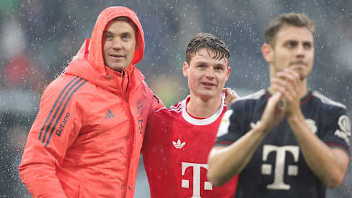 Jonas Urbig lo celebra con Manuel Neuer y Josip Stanisic.