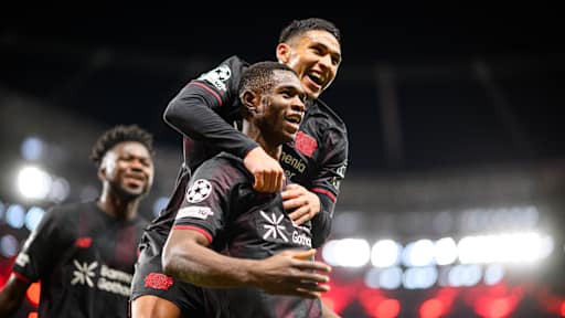 Kofane und Fernández jubeln im schwarzen Bayer-Trikot