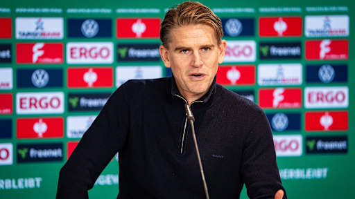 Vincent Kompany im Pressetalk des FC Bayern vor dem DFB-Pokal-Spiel in Köln