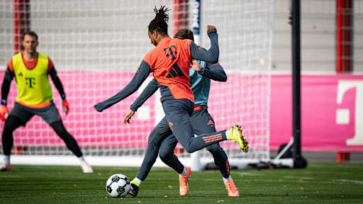Michael Olise remata a puerta en el último entrenamiento del FC Bayern antes del partido copero en Colonia.