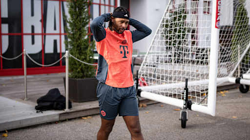 Serge Gnabry auf dem Weg zum Trainingsplatz im Abschlusstraining des FC Bayern vor dem Pokalspiel in Köln