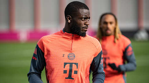 Dayot Upamecano beim Warmlaufen im Abschlusstraining des FC Bayern vor dem Pokalspiel in Köln