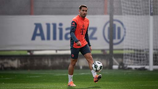 Raphael Guerreiro jongliert den Ball im Abschlusstraining des FC Bayern vor dem Pokalspiel in Köln