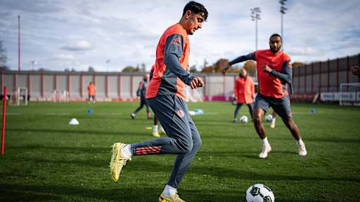 Aleksandar Pavlovic am Ball im Abschlusstraining des FC Bayern vor dem Pokalspiel in Köln