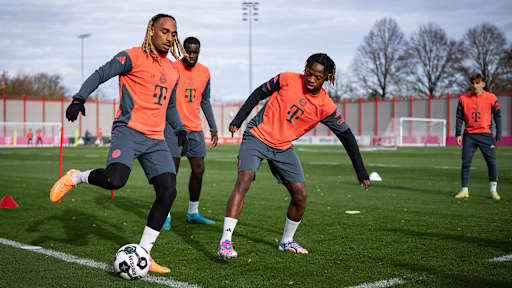 Sacha Boey am Ball im Abschlusstraining des FC Bayern vor dem Pokalspiel in Köln