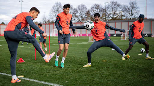 Aleksandar Pavlovic versucht einen Pass von Josip Stanisisc zu erreichen im Abschlusstraining des FC Bayern vor dem Pokalspiel in Köln