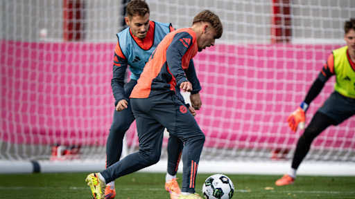 Lennart Karl beim Torabschluss im Abschlusstraining des FC Bayern vor dem Pokalspiel in Köln