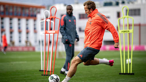 Harry Kane beim Torabschluss im Abschlusstraining des FC Bayern vor dem Pokalspiel in Köln