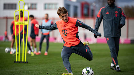 Lennart Karl beim Torabschluss im Abschlusstraining des FC Bayern vor dem Pokalspiel in Köln