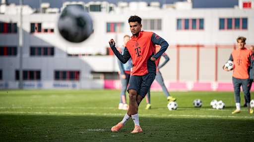 Luis Diaz beim Torabschluss im Abschlusstraining des FC Bayern vor dem Pokalspiel in Köln