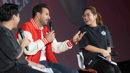 Claudio Pizarro spricht beim Launch-Event mit CRC Sports als neuer Merchandising- und Vertriebspartner des FC Bayern in Thailand.