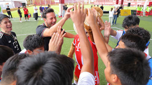 Claudio Pizarro jubelt beim Launch-Event mit CRC Sports als neuer Merchandising- und Vertriebspartner des FC Bayern in Thailand.