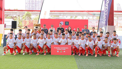 Junge Fußballspieler beim Launch-Event mit CRC Sports als neuer Merchandising- und Vertriebspartner des FC Bayern in Thailand.